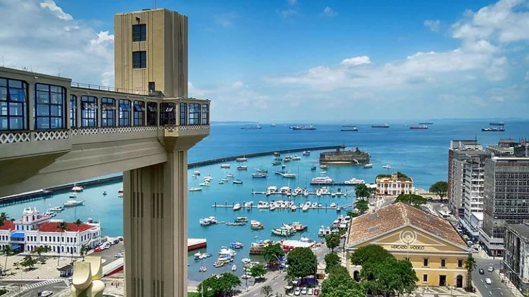 Passeio no Elevador Lacerda em Salvador