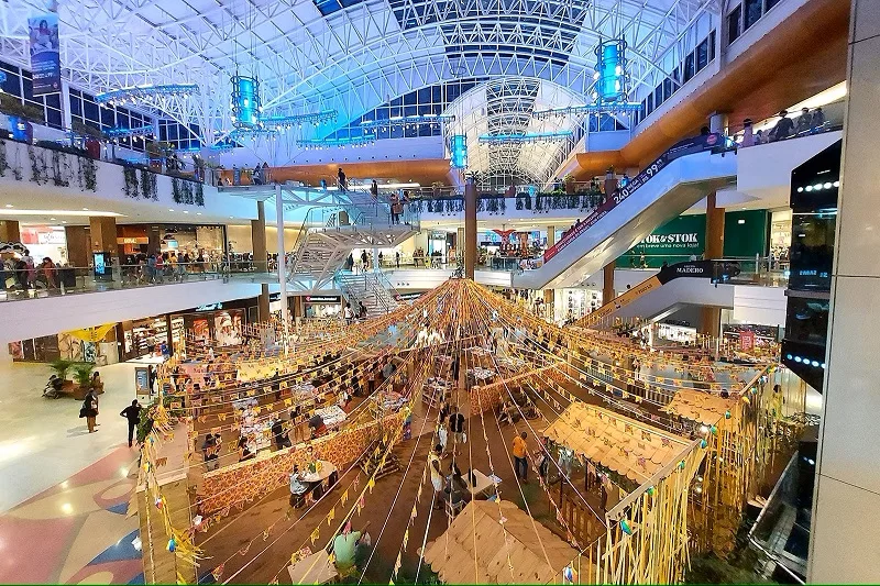 Interior festivo do Salvador Shopping na Bahia